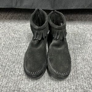 Minnetonka Kid’s Black Back Zip Up Boot (3196)